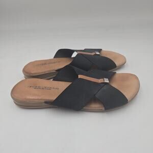 Andre Assous Nice Featherweight Sandals Womens 37 US 6 Black Thongs Flip Flops